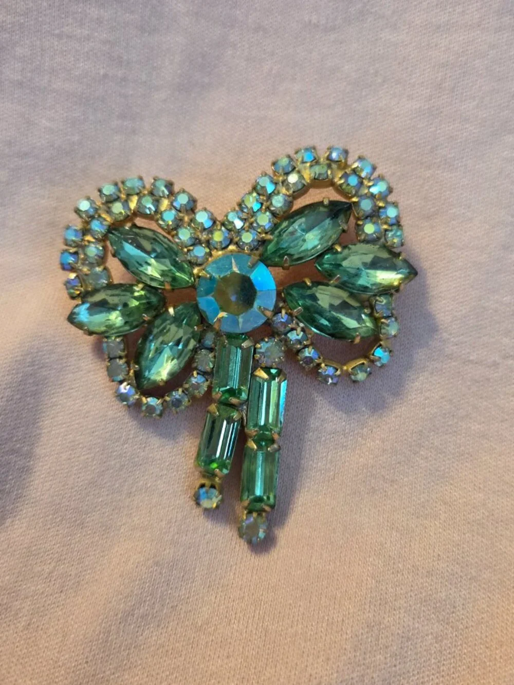 Vintage Green Rhinestone Bow Brooch | Retro Crystal Ribbon Lapel Pin with Aurora